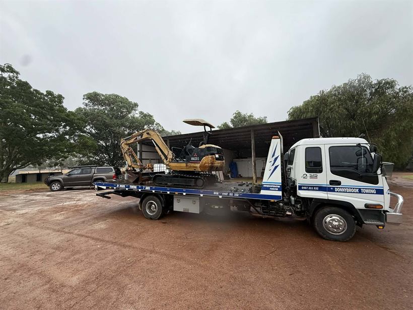 Mini excavator carried on the tilt tray
